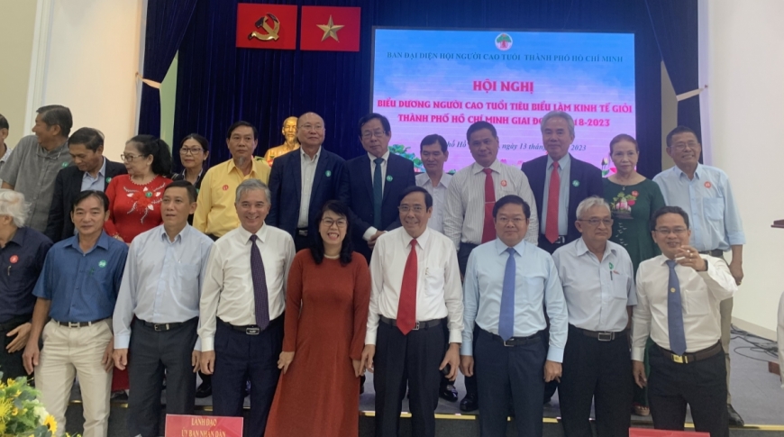 Các đại biểu và NCT tiêu biểu chụp hình lưu niệm