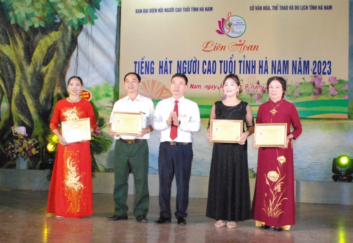 Dư âm tiếng hát người cao tuổi còn đọng mãi