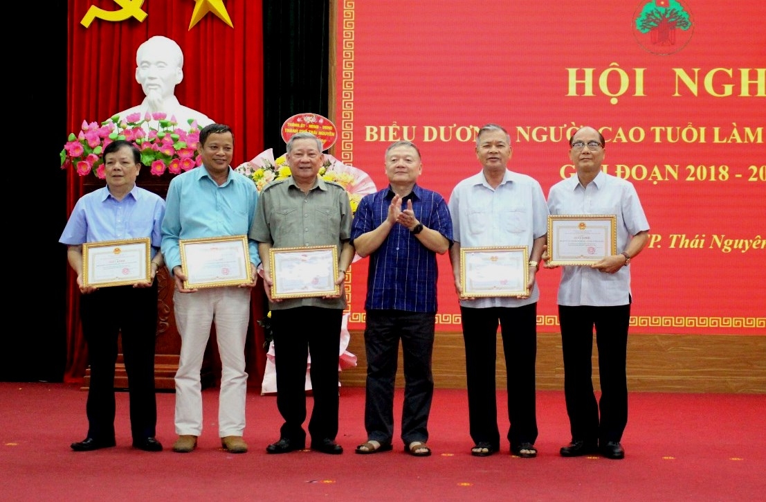 Trao giấy chứng nhận tôn vinh NCT làm kinh tế giỏi TP Thái Nguyên, tỉnh Thái Nguyên