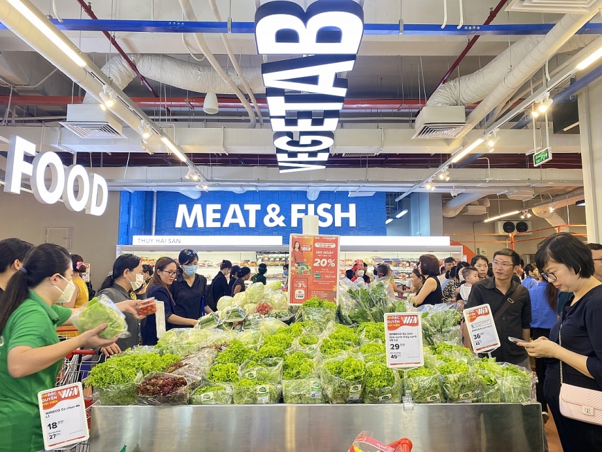 Khách hàng mua sắm tại siêu thị WinMart 