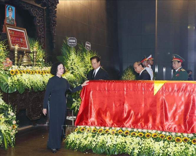 Đoàn Ban Chấp hành Trung ương Đảng do đồng chí Trương Thị Mai, Ủy viên Bộ Chính trị, Thường trực Ban Bí thư, Trưởng Ban Tổ chức Trung ương dẫn đầu, viếng Thượng tướng Nguyễn Chí Vịnh. 