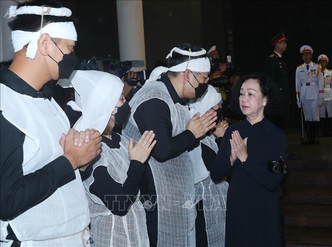 Đồng chí Trương Thị Mai, Ủy viên Bộ Chính trị, Thường trực Ban Bí thư, Trưởng Ban Tổ chức Trung ương viếng và chia buồn với gia quyến Thượng tướng Nguyễn Chí Vịnh. 