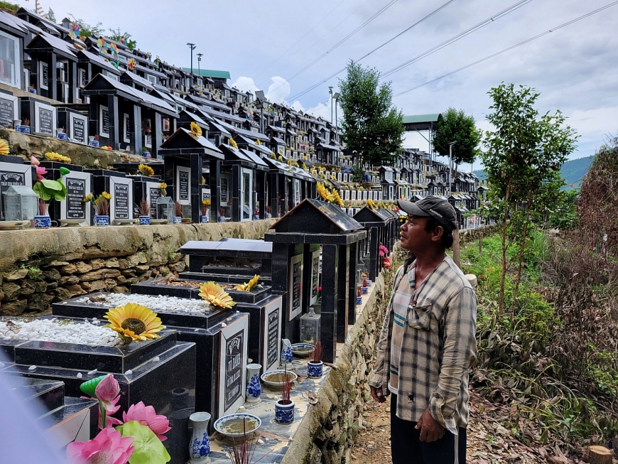 Ông Thích bên những phần mộ hài nhi.