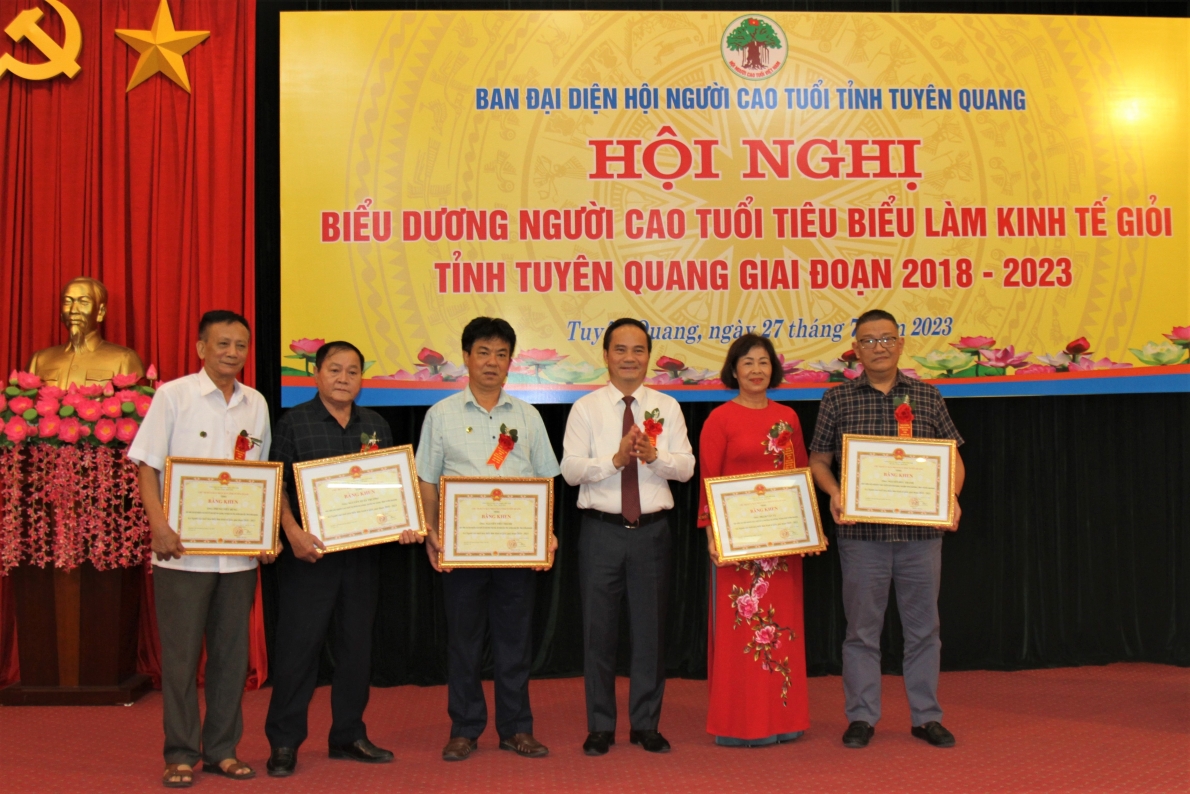 Trao Bằng khen UBND tỉnh cho các cá nhân NCT làm kinh tế giỏi tiêu biểu tỉnh Tuyên Quang giai đoạn 2018-2023