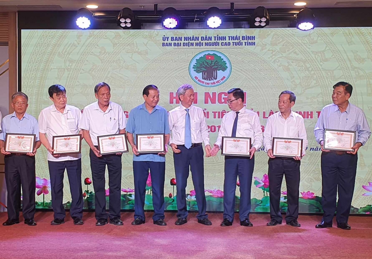 Đồng chí Phan Văn Hùng, Phó Chủ tịch Hội NCT Việt Nam trao Giấy chứng nhận “NCT làm kinh tế giỏi” cấp toàn quốc cho các hội viên