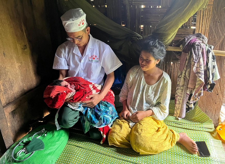 : Quân y Đồn Biên phòng A Vao chăm sóc sức khỏe cho người dân địa phương