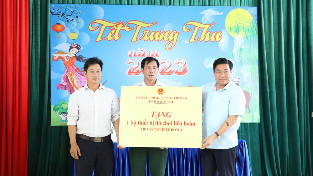 Bắc Giang: Tặng quà NCT tiêu biểu và trẻ em có hoàn cảnh khó khăn huyện Yên Thế