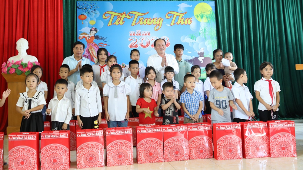 Bắc Giang: Tặng quà NCT tiêu biểu và trẻ em có hoàn cảnh khó khăn huyện Yên Thế