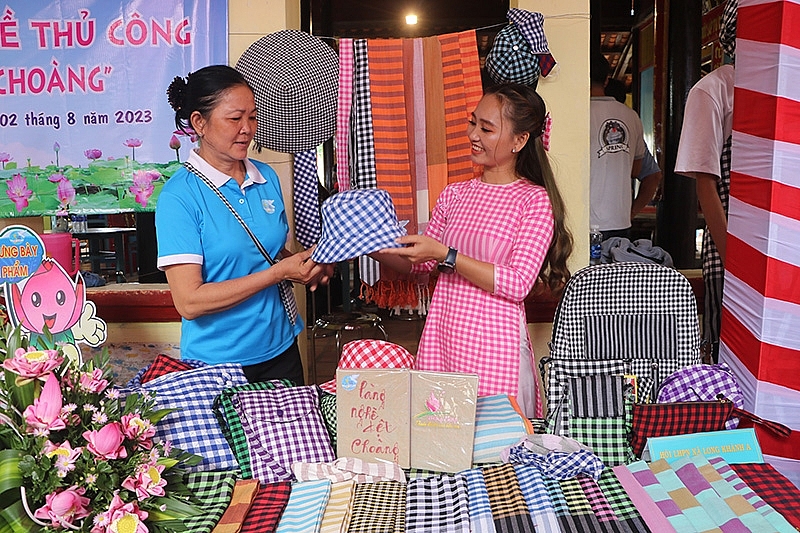 Sản phẩm thời trang đẹp mắt được thiết kế từ chất liệu khăn choàng.