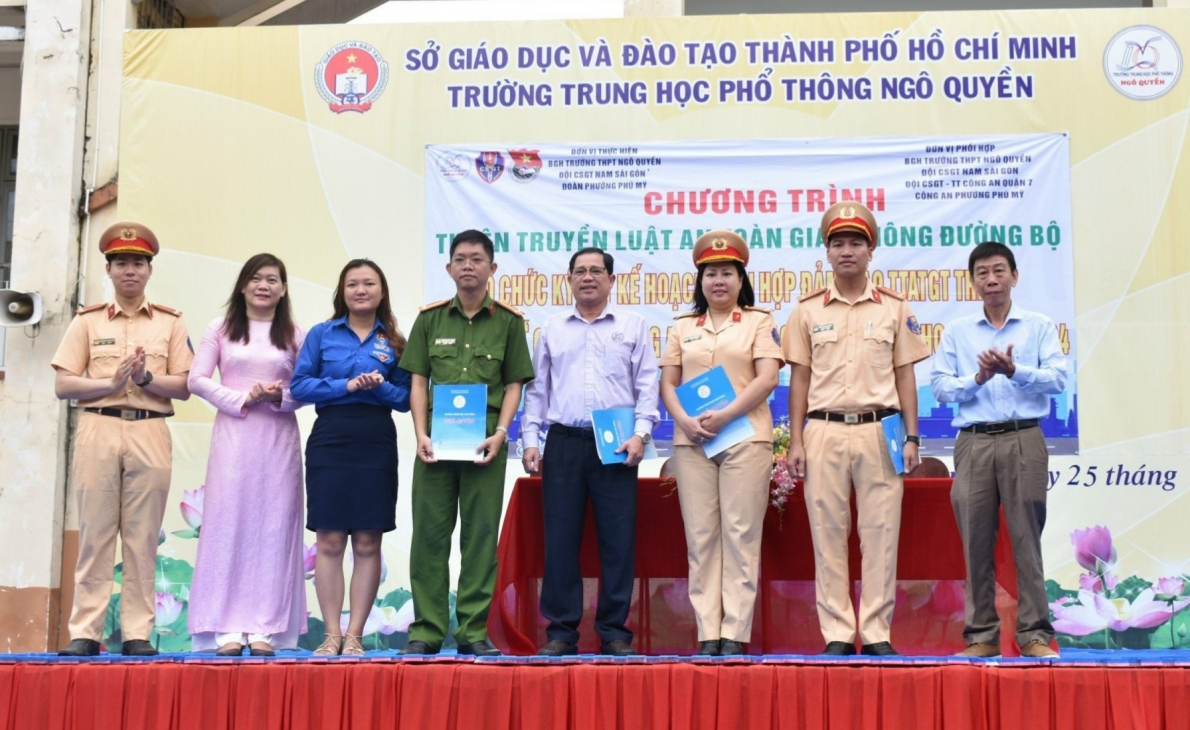 Tuyên truyền Luật An toàn giao thông: Cổng trường an toàn giao thông năm học 2023-2024