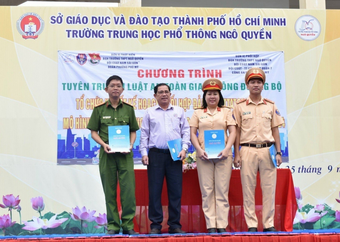 Tuyên truyền Luật An toàn giao thông: Cổng trường an toàn giao thông năm học 2023-2024