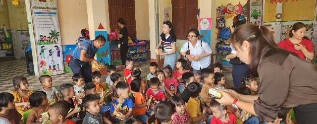 Câu lạc bộ Tennis báo chí Nghệ An tặng quà cho trẻ em khuyết tật và vùng khó khăn