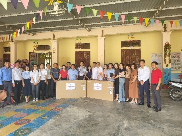 Câu lạc bộ Tennis báo chí Nghệ An tặng quà cho trẻ em khuyết tật và vùng khó khăn