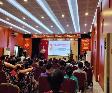 Truyền thông nâng cao kiến thức về chăm sóc sức khỏe cho 2000 NCT quận Tây Hồ