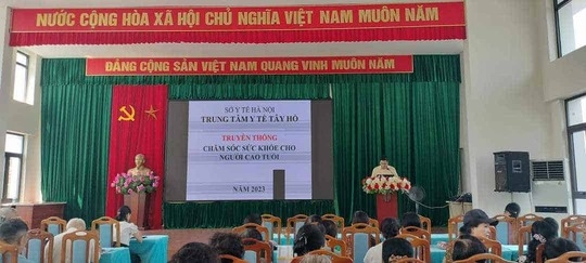 Truyền thông nâng cao kiến thức về chăm sóc sức khỏe cho 2000 NCT quận Tây Hồ