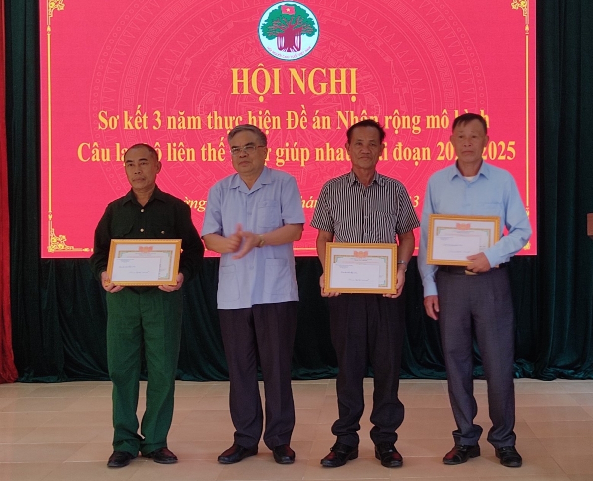 Khen thưởng các tập thể, cá nhân xuất sắc nhân rộng mô hình CLB LTHTGN huyện Mường La, tỉnh Sơn La