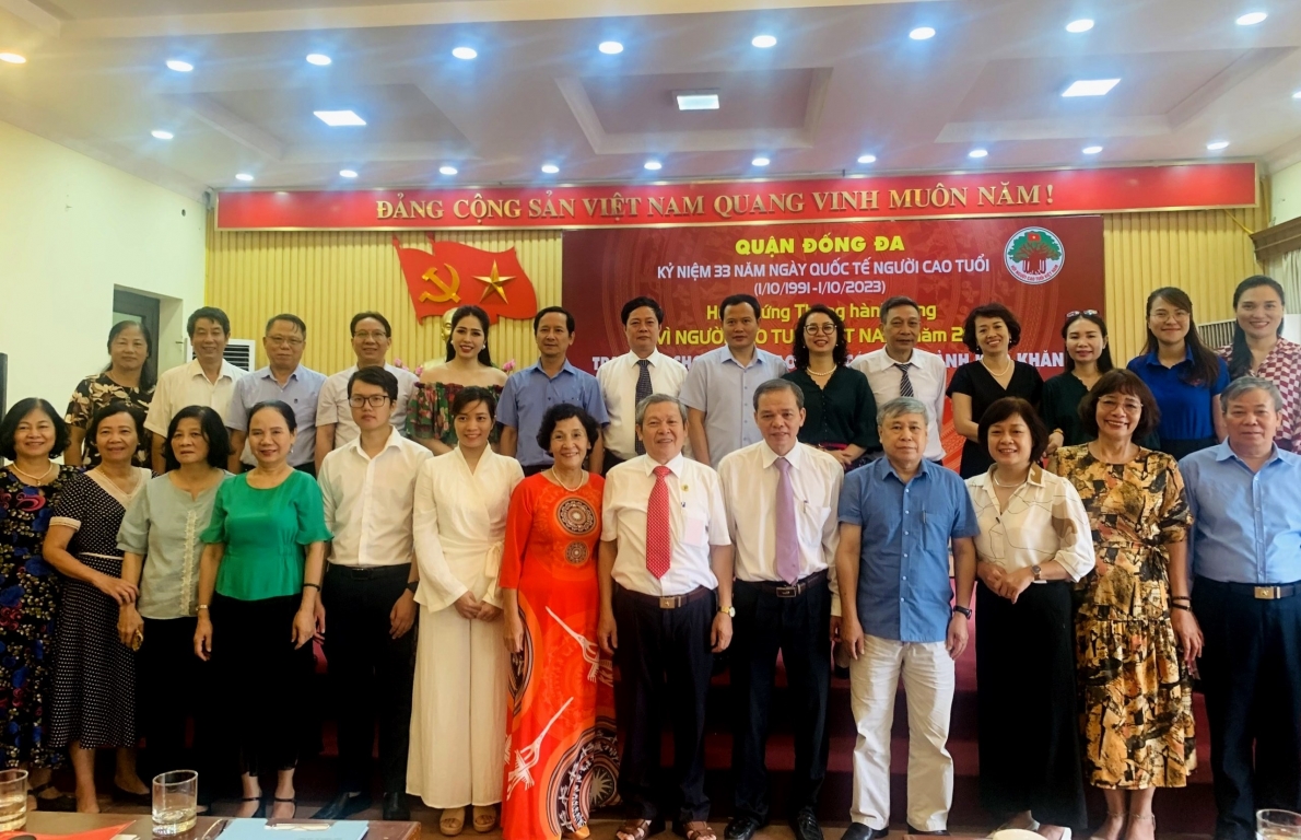 Các đại biểu chụp ảnh lưu niệm