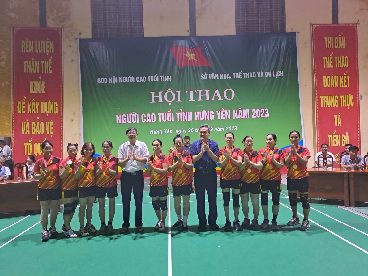 Đồng chí Đỗ Hữu Nhân, Giám đốc Sở VHTT&DL và đồng chí Nguyễn Duy Hy, Trưởng Ban Đại diện Hội NCT tỉnh Hưng Yên trao giải nhất bóng chuyền hơi nữ cho các VĐV Hội NCT huyện Văn Lâm. 