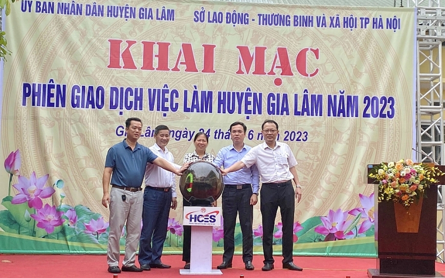 Lãnh đạo Sở LĐTB&XH Hà Nội, Trung tâm Dịch vụ việc làm Hà Nội và UBND huyện Gia Lâm bấm chuông khai mạc Phiên Giao dịch việc làm năm 2023. Lãnh đạo Sở LĐTB&XH Hà Nội, Trung tâm Dịch vụ việc làm Hà Nội và UBND huyện Gia Lâm bấm chuông khai mạc Phiên Giao dịch việc làm năm 2023.
