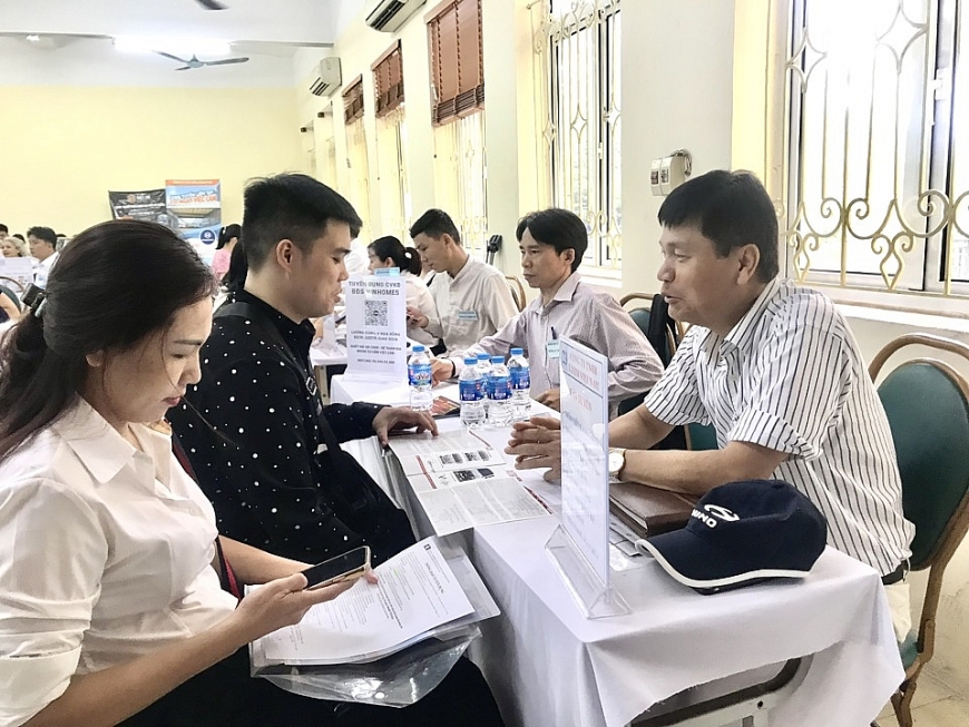 Người lao động đang tìm hiểu thông tin và ứng tuyển vào các vị trí việc làm của Công ty TNHH LEXIM – Ô tô & thiết bị máy tính. Người lao động đang tìm hiểu thông tin và ứng tuyển vào các vị trí việc làm của Công ty TNHH LEXIM – Ô tô & thiết bị máy tính.