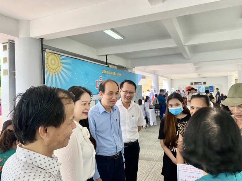 Ông Nguyễn Tây Nam, Phó Giám đốc sở LĐ-TB&amp;XH Hà Nội (áo xanh) và các đại biểu thăm hỏi, chia sẻ với người lao động tham gia tìm việc làm tại phiên GDVL lưu động quận Ba Đình năm 2023.