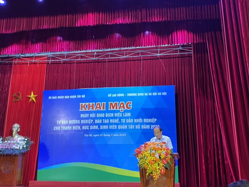 Phó Giám đốc Sở LĐ-TB&amp;XH Hà Nội Nguyễn Tây Nam phát biểu tại chương trình.