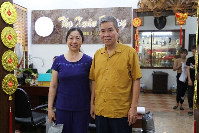 Vợ chồng cô Kim Oanh tại nhà thuốc