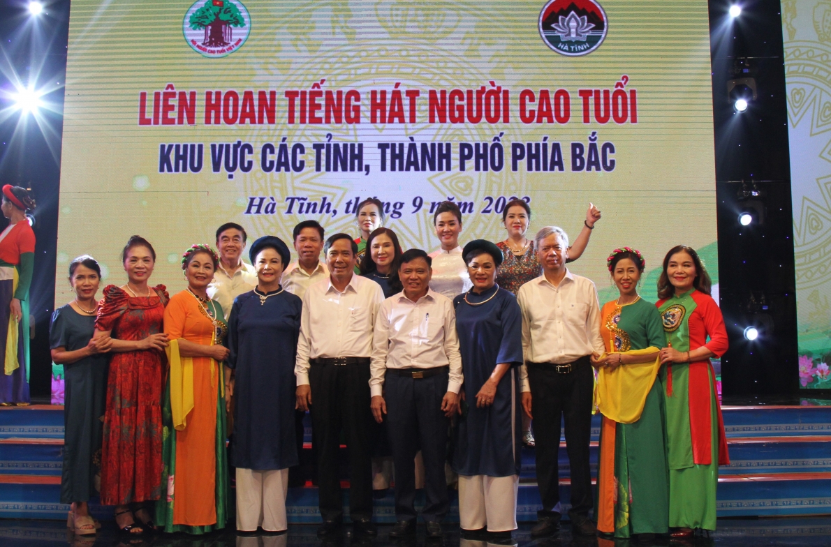 Các đại biểu chụp ảnh lưu niệm với đoàn Hà Tĩnh