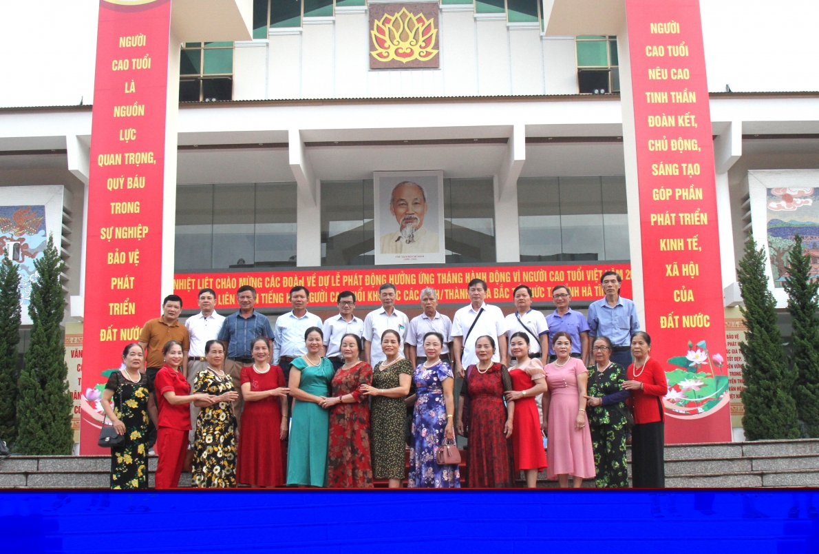 Đoàn Thanh Hóa chụp ảnh lưu niệm trước giờ khai mạc