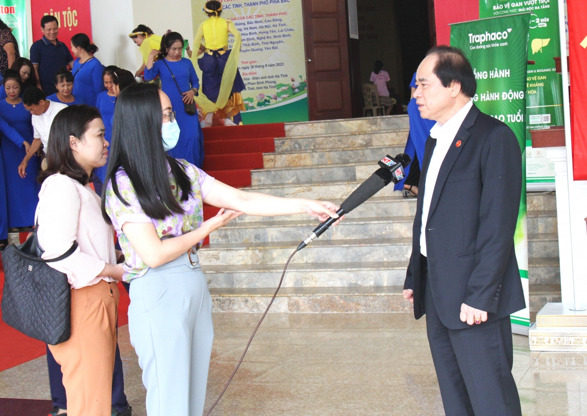 Phóng viên tranh thủ tác nghiệp