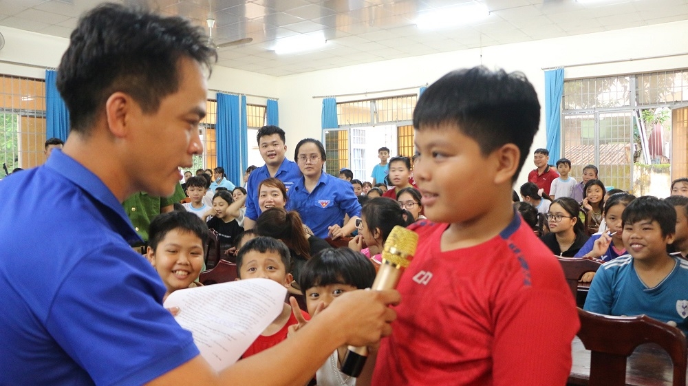 Tuổi trẻ Phòng Cảnh sát thi hành án hình sự và hỗ trợ tư pháp, tặng quà trung thu cho các cháu thiếu nhi