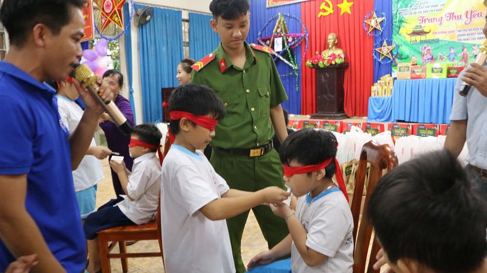 Tuổi trẻ Phòng Cảnh sát thi hành án hình sự và hỗ trợ tư pháp, tặng quà trung thu cho các cháu thiếu nhi