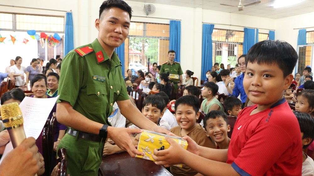 Tuổi trẻ Phòng Cảnh sát thi hành án hình sự và hỗ trợ tư pháp, tặng quà trung thu cho các cháu thiếu nhi