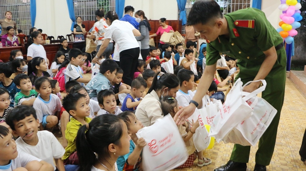 Tuổi trẻ Phòng Cảnh sát thi hành án hình sự và hỗ trợ tư pháp, tặng quà trung thu cho các cháu thiếu nhi