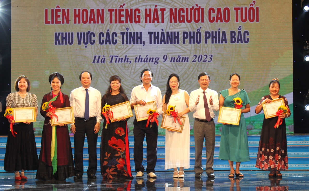 Ban tổ chức trao giải cho các tiết mục xuất sắc