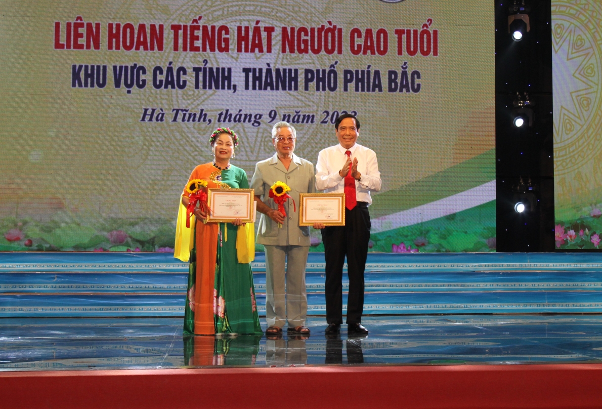 Chủ tịch Nguyễn Thanh Bình trao giải cho 2 diễn viên nam, nữ cao tuổi nhất