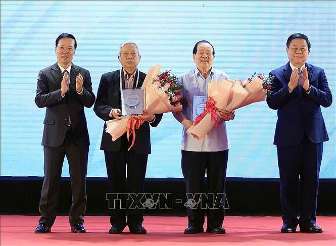 Chủ tịch nước Võ Văn Thưởng, đồng chí Nguyễn Trọng Nghĩa, Bí Thư Trung ương Đảng, Trưởng Ban Tuyên Giáo Trung ương với Nhà Thơ Nguyễn Khoa Điềm và Nhà Thơ Hữu Thỉnh . Ảnh: Thống Nhất/TTXVN