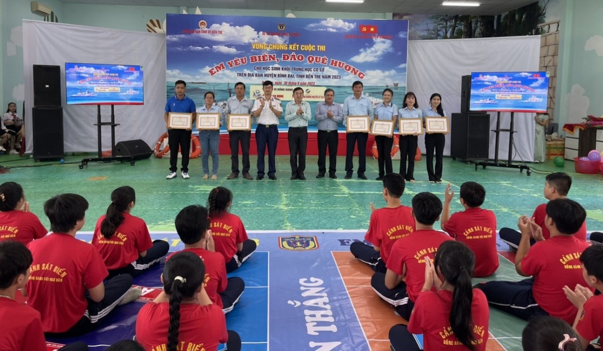 Bộ Tư lệnh Vùng Cảnh sát biển 3 đồng hành cùng ngư dân Bình Đại, tỉnh Bến Tre