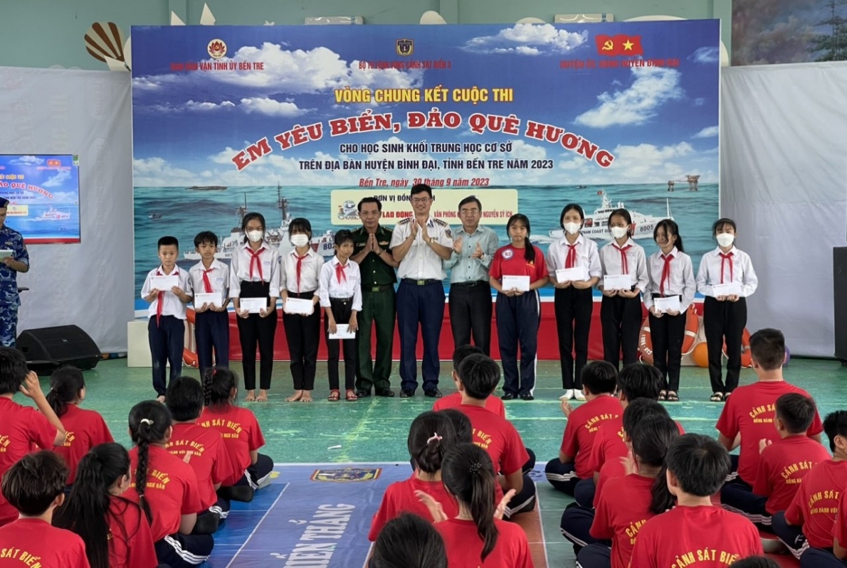 Bộ Tư lệnh Vùng Cảnh sát biển 3 đồng hành cùng ngư dân Bình Đại, tỉnh Bến Tre