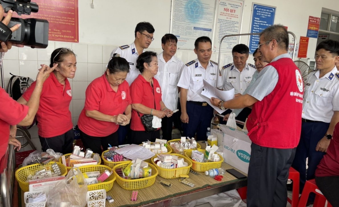 Bộ Tư lệnh Vùng Cảnh sát biển 3 đồng hành cùng ngư dân Bình Đại, tỉnh Bến Tre