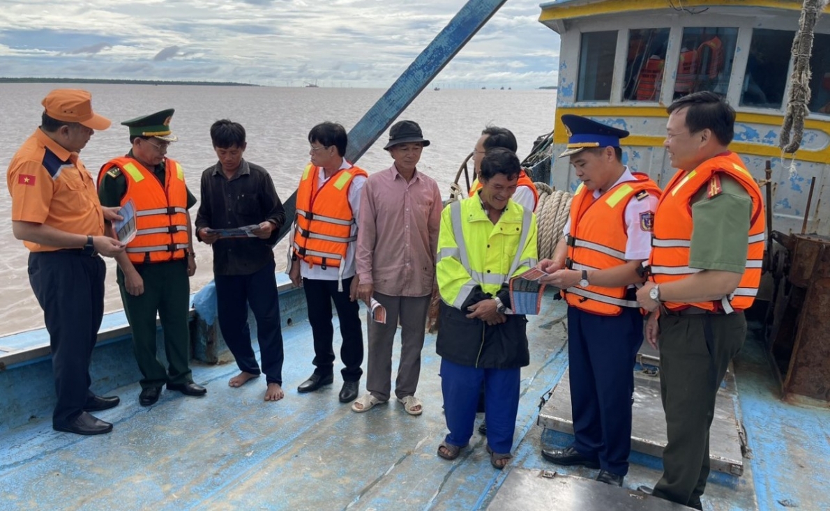 Bộ Tư lệnh Vùng Cảnh sát biển 3 đồng hành cùng ngư dân Bình Đại, tỉnh Bến Tre