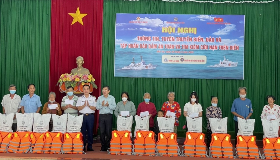 Bộ Tư lệnh Vùng Cảnh sát biển 3 đồng hành cùng ngư dân Bình Đại, tỉnh Bến Tre