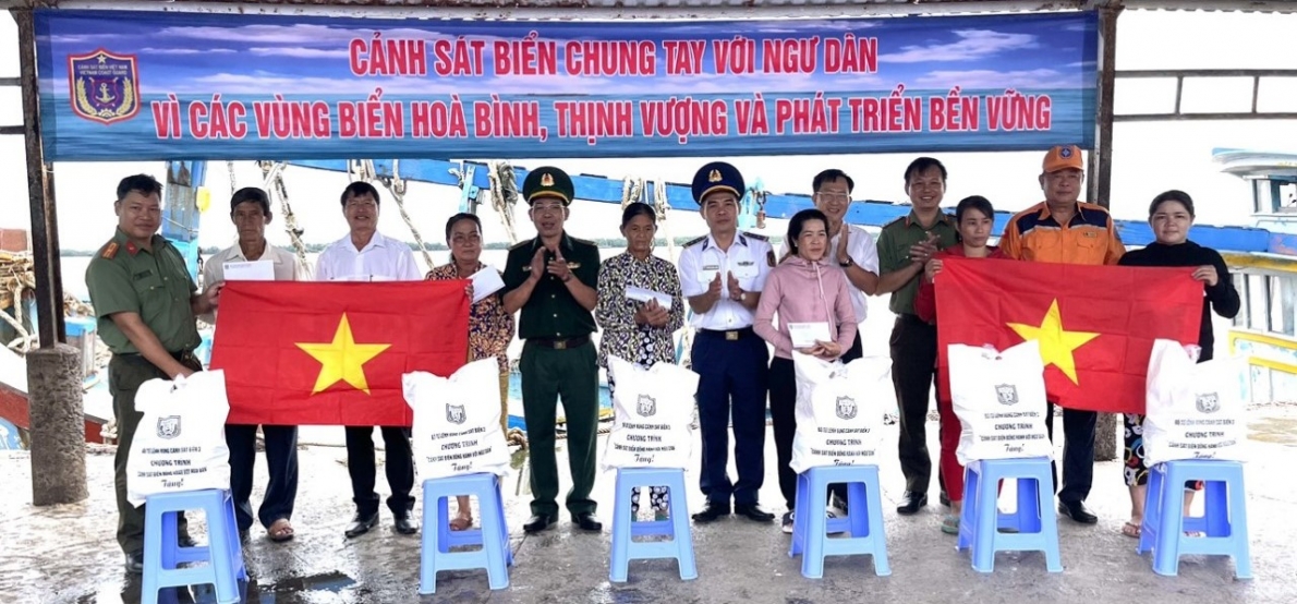 Bộ Tư lệnh Vùng Cảnh sát biển 3 đồng hành cùng ngư dân Bình Đại, tỉnh Bến Tre
