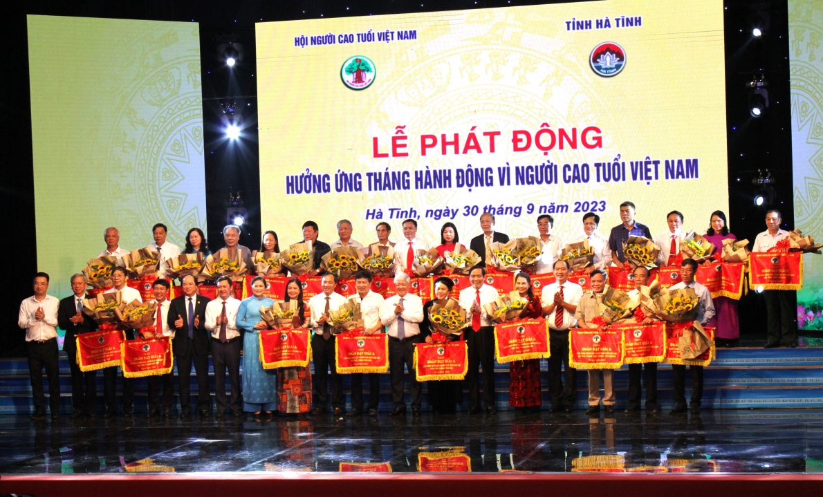 Ban tổ chức trao giải A, B, C toàn đoàn cho các đơn vị xuất sắc tại Liên hoan tiếng hát NCT khu vực 1