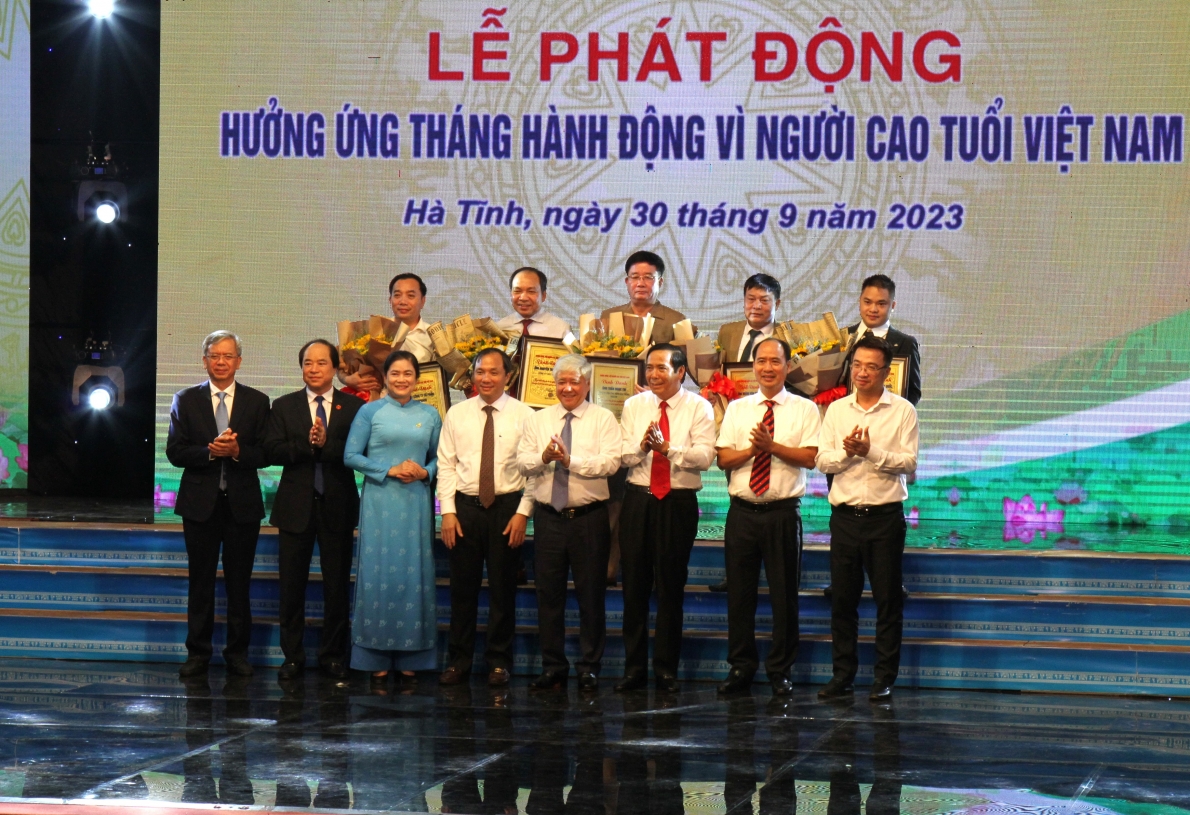 Lãnh đạo Đảng, Nhà nước, Hội NCT Việt Nam và tỉnh Hà Tĩnh tặng giấy chứng nhận và hoa tôn vinh các cấp thể, cá nhân có nhiều đóng góp trong sự nghiệp chăm sóc, phát huy vai trò NCT