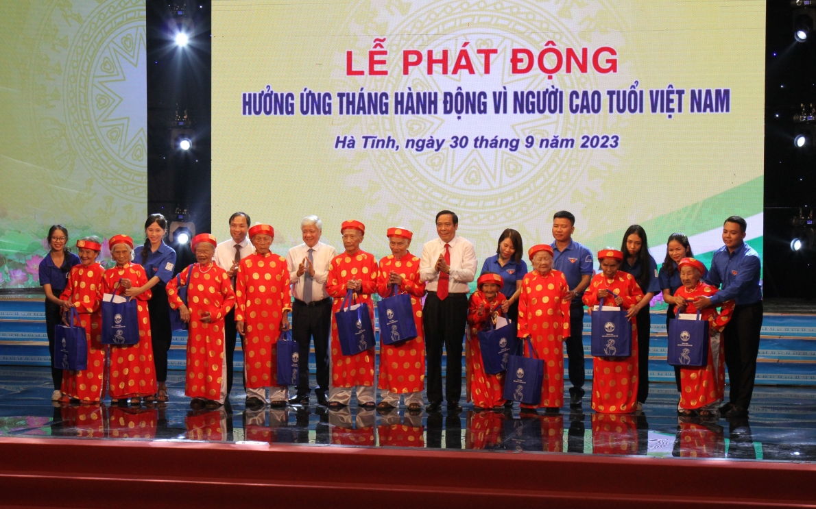 Ông Đỗ Văn Chiến và ông Nguyễn Thnh Bình trao quà cho các cụ tròn 100 tuổi của tỉnh Hà Tĩnh