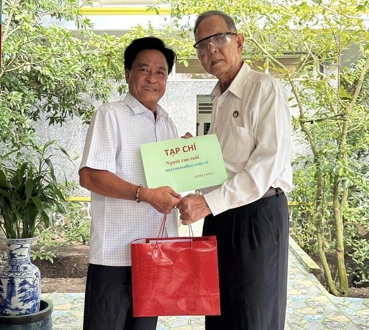Tạp chí Người cao tuổi phối hợp CLB Trái tim người lính Miền Tây thăm, tặng quà Trung tướng Nguyễn Việt Thành