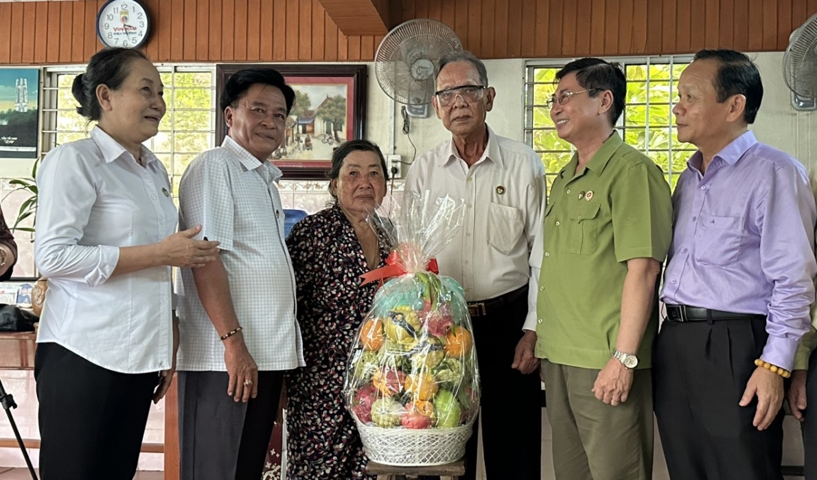 Tạp chí Người cao tuổi phối hợp CLB Trái tim người lính Miền Tây thăm, tặng quà Trung tướng Nguyễn Việt Thành