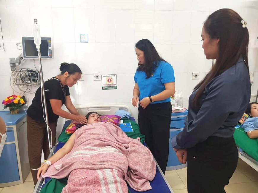 Các cơ quan, đơn vị trên địa bàn huyện Tương Dương cũng kịp thời đến thăm hỏi 2 cô giáo không may bị gặp nạn.