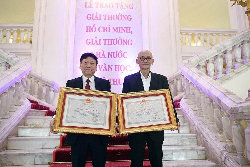 Nhà văn Nguyễn Văn Thọ (phải) và em trai là NSND Nguyễn Thước cùng nhận giải thưởng Nhà nước vào ngày 19/5 tại Nhà hát lớn, Hà Nội (Ảnh: Nhân vật cung cấp).